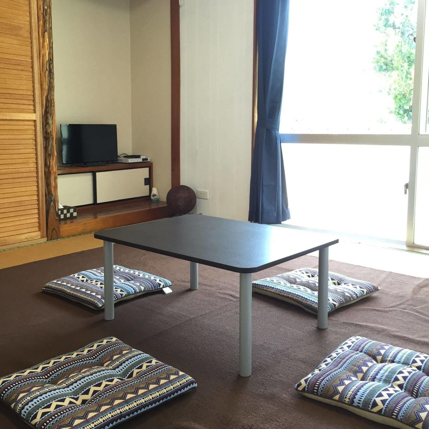 Guesthouse Seagull Village Motobu Bagian luar foto