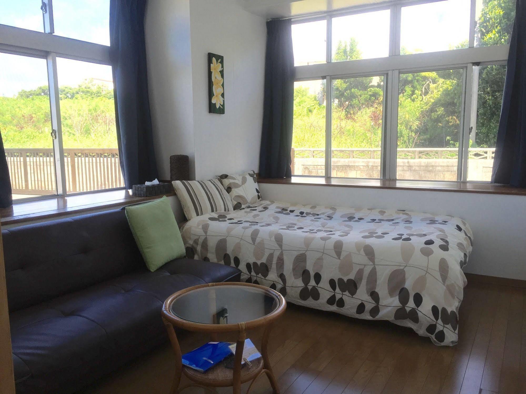 Guesthouse Seagull Village Motobu Bagian luar foto