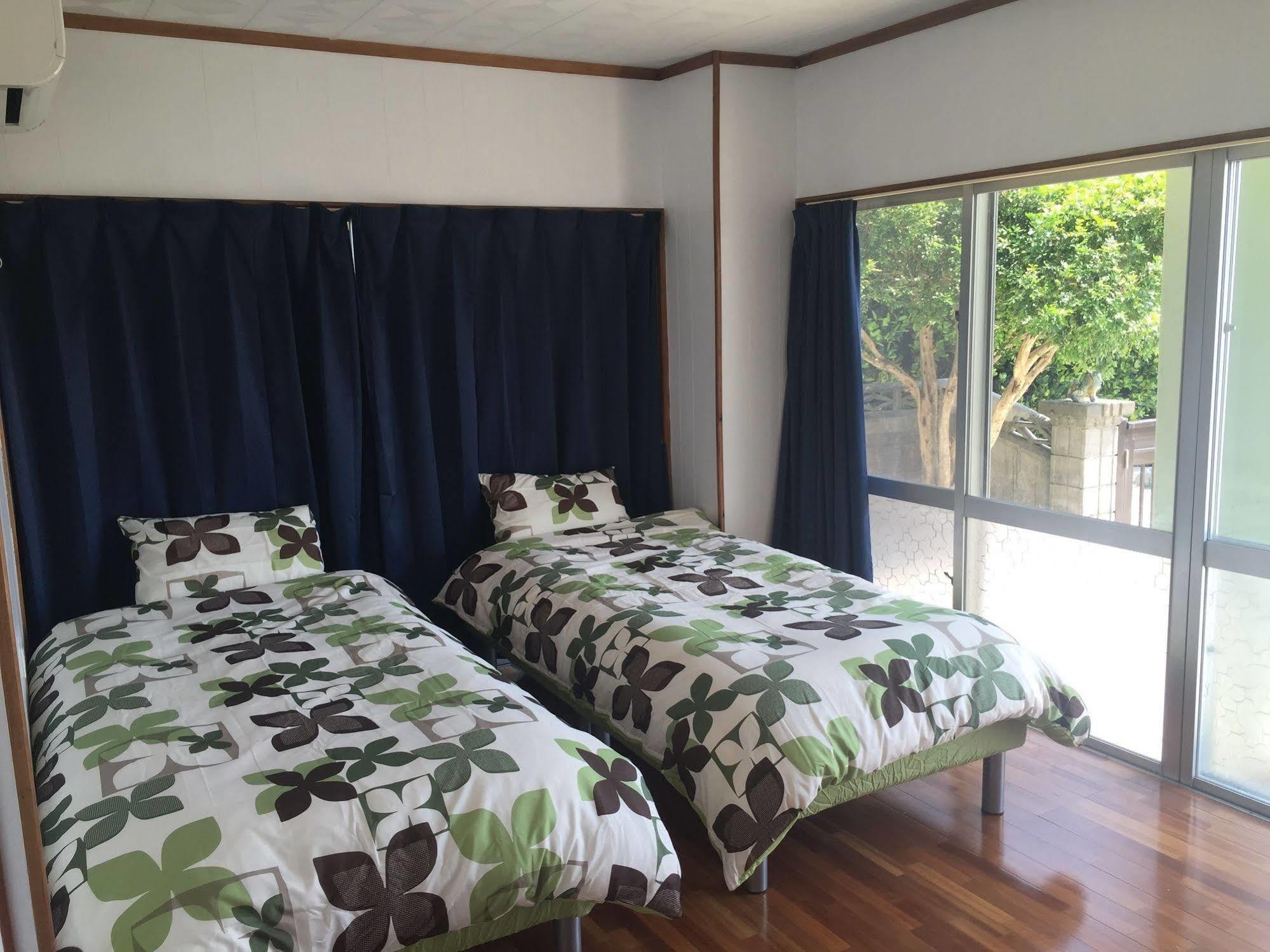 Guesthouse Seagull Village Motobu Bagian luar foto
